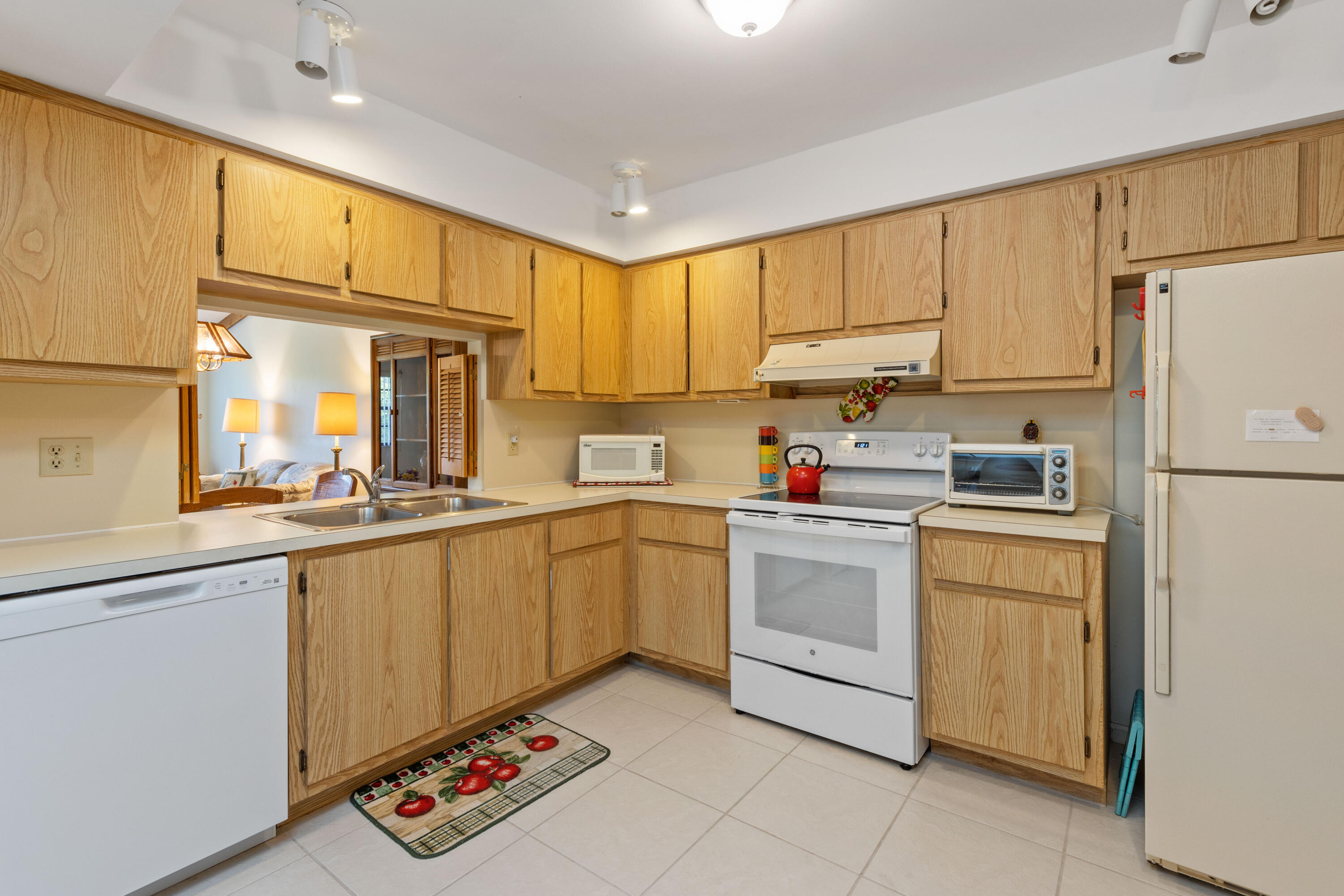 7 Ridge Pointe Drive, Unit B Boynton Beach, FL 33435 - Photo 9 of 25 Kitchen