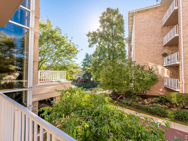 $329,900 | 1715 Pavilion Way, Unit 205, Park Ridge, IL 60068