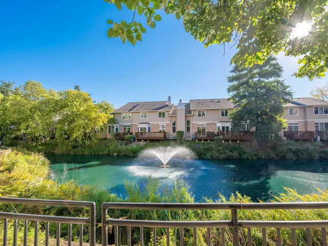 $329,900 | 1715 Pavilion Way, Unit 205, Park Ridge, IL 60068