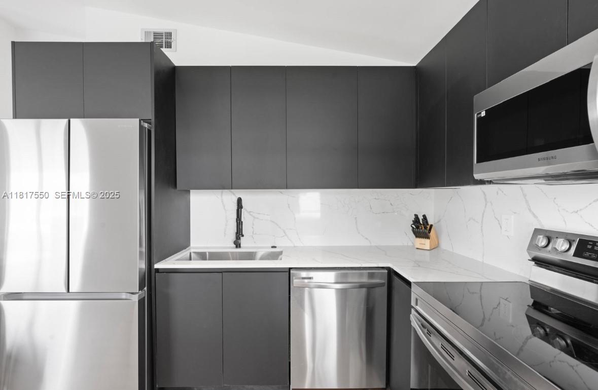 309 Southeast 3rd Avenue Hallandale Beach, FL 33009 - Photo 11 of 29