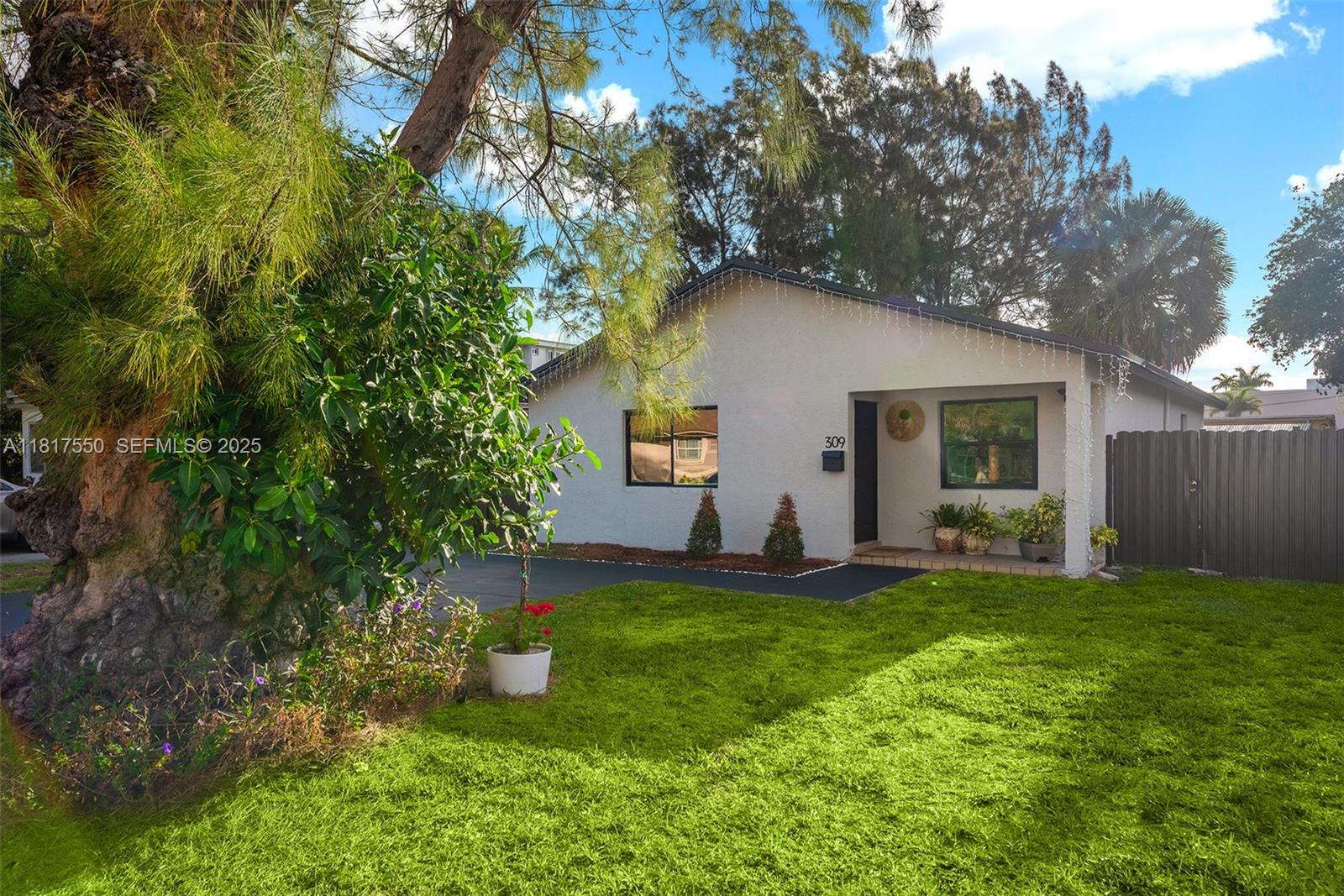 309 Southeast 3rd Avenue Hallandale Beach, FL 33009 - Photo 2 of 29