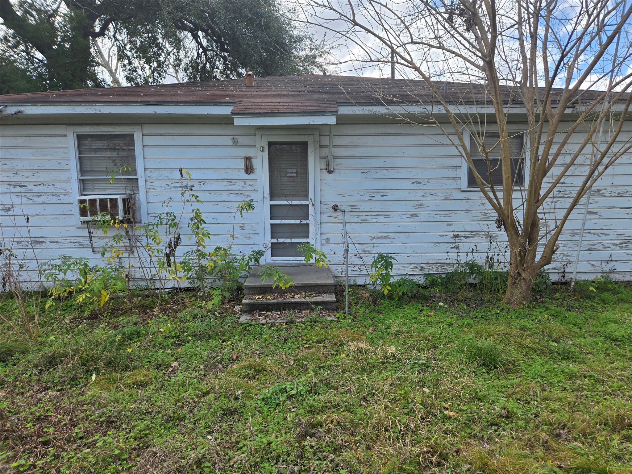 2014 Sheldon Street Houston, TX 77008 - Photo 11 of 12 a backyard of a house with plants and large tree