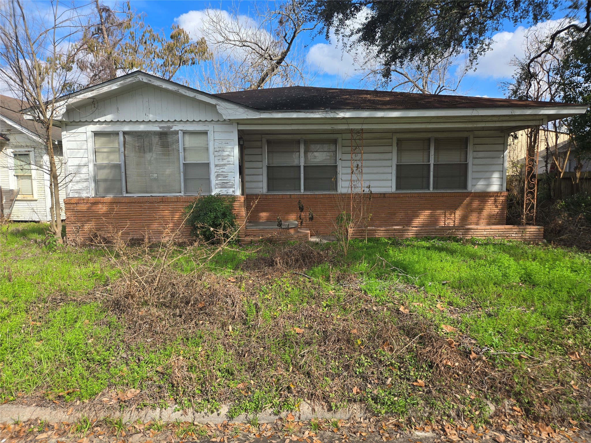 2014 Sheldon Street Houston, TX 77008 - Photo 5 of 12 a front view of a house with garden