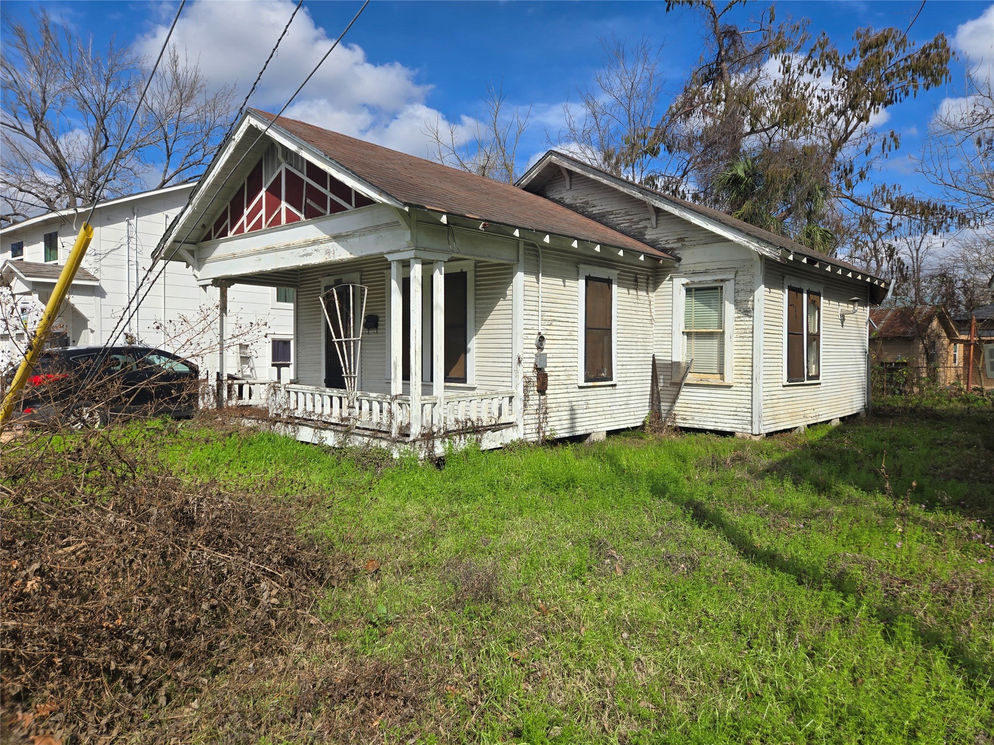 2014 Sheldon Street Houston, TX 77008 - Photo 6 of 12 a front view of a house with a garden