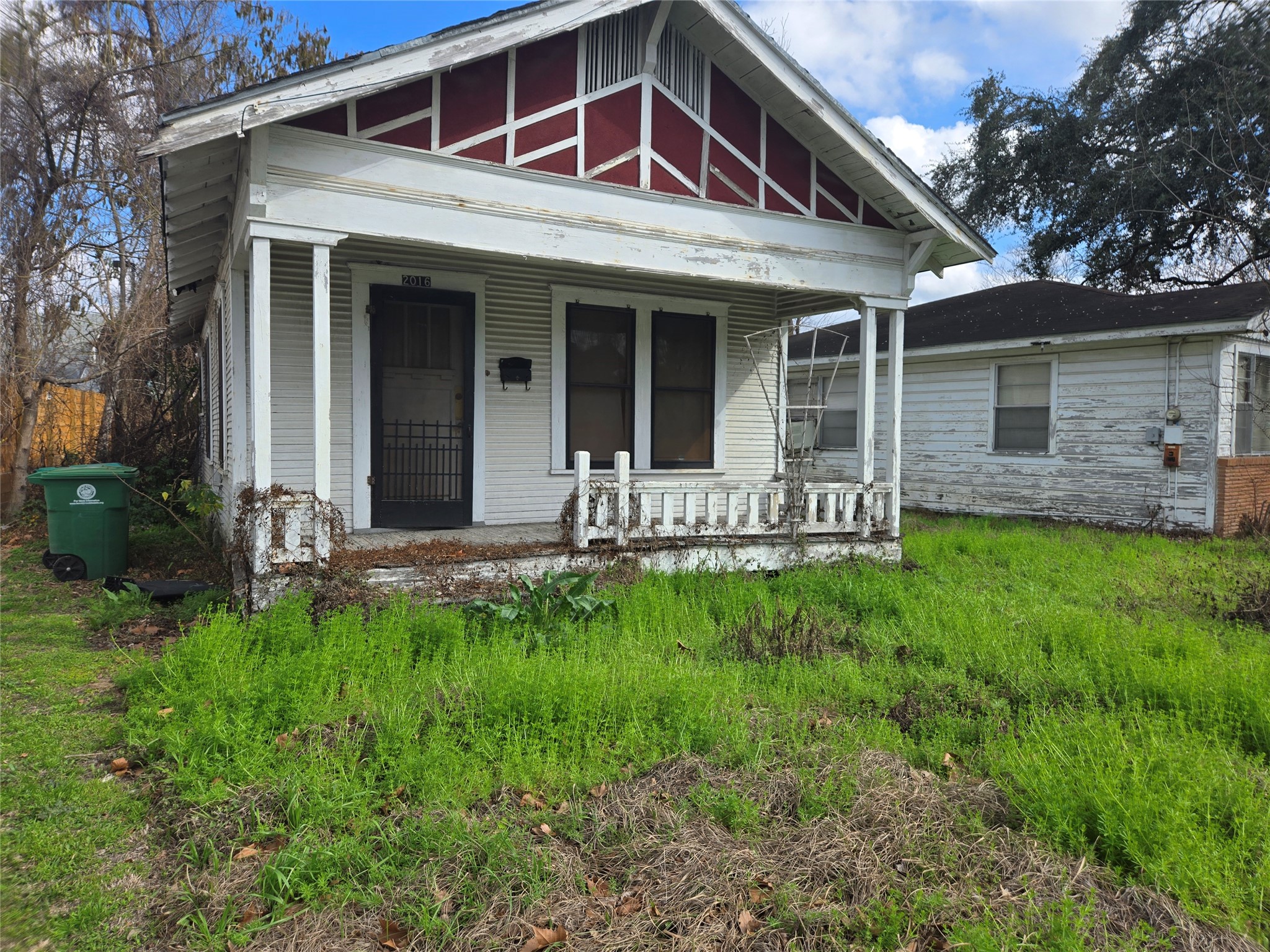 2014 Sheldon Street Houston, TX 77008 - Photo 7 of 12 a front view of house with yard and green space
