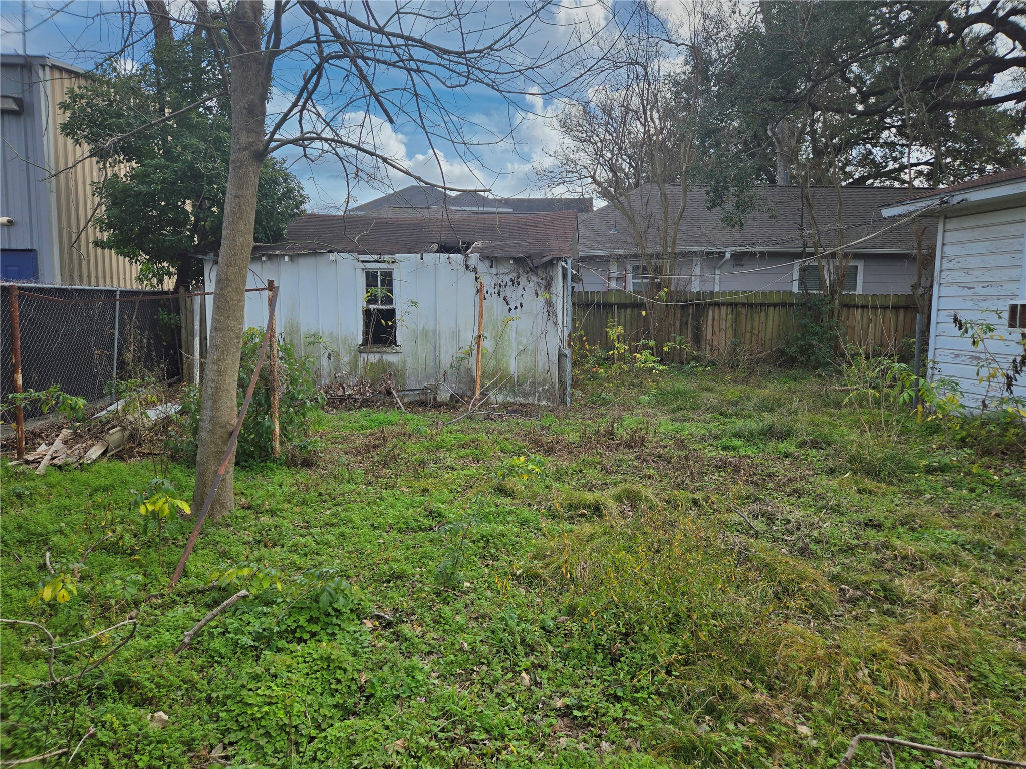 2014 Sheldon Street Houston, TX 77008 - Photo 10 of 12 a backyard of a house with plants and large tree