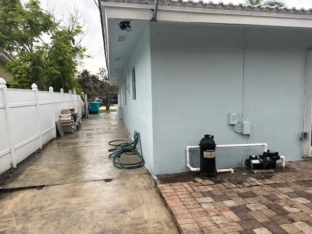 a view of a backyard with palm trees
