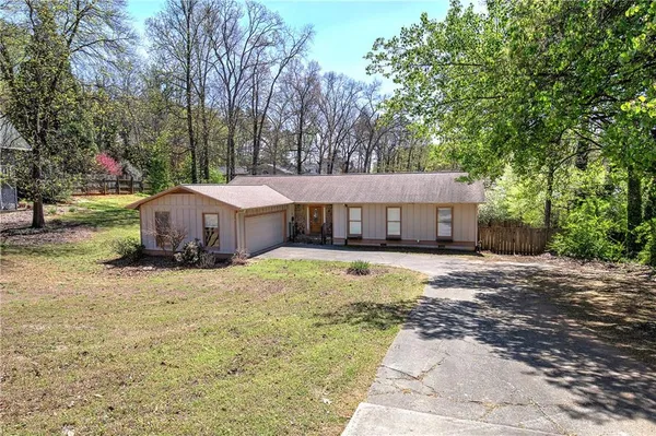 a view of a house with a yard