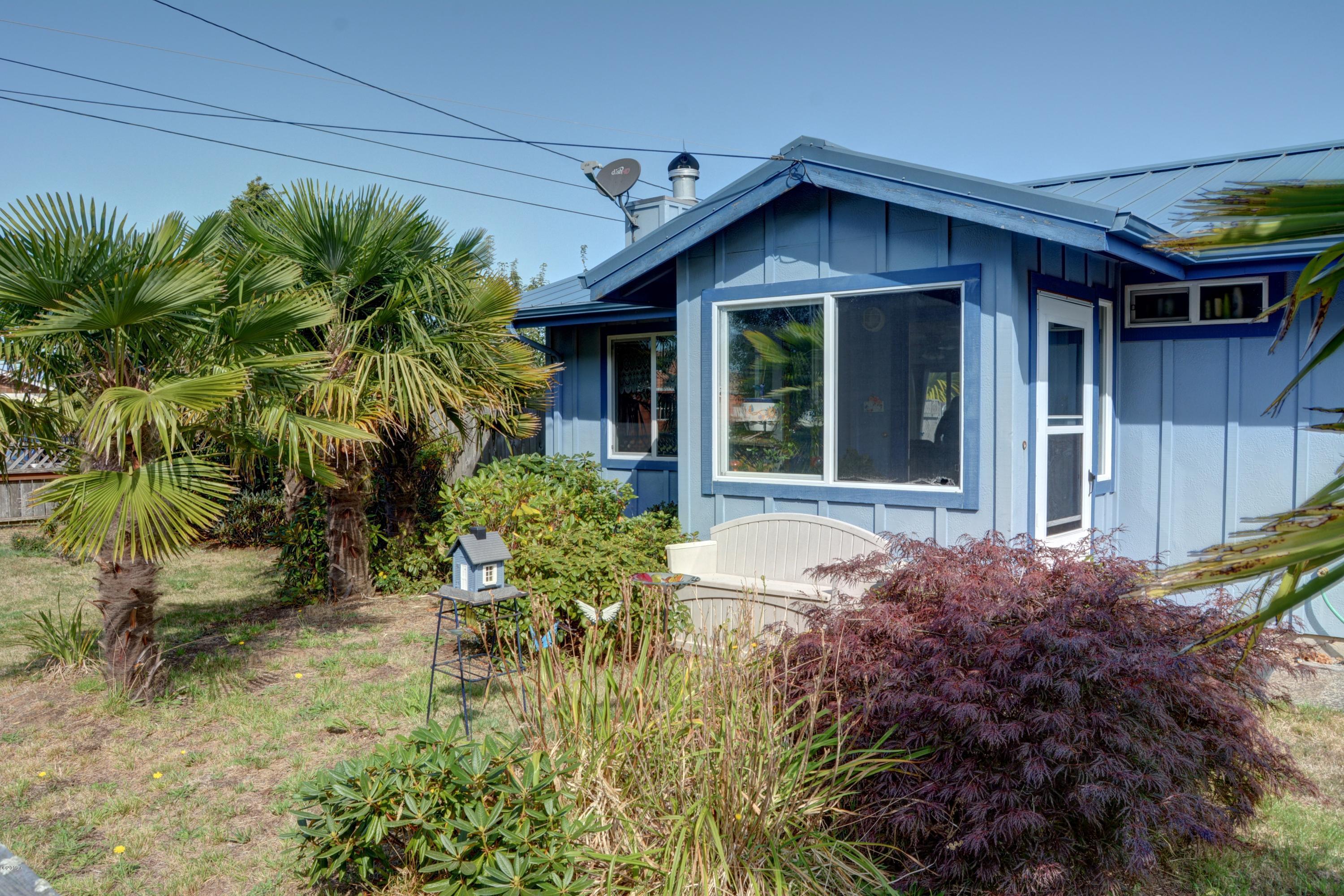 707 Northeast 7th Street Newport, OR 97365 - Photo 4 of 19 Front of house