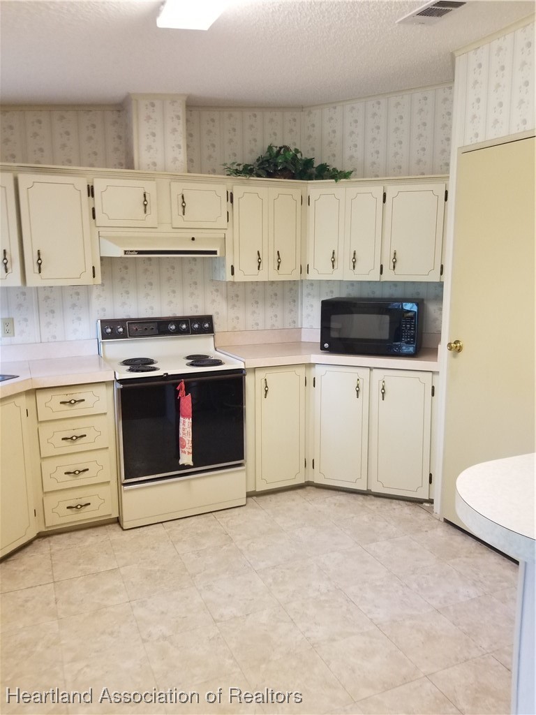 9125 Spur Path Sebring, FL 33875 - Photo 4 of 31 Kitchen.