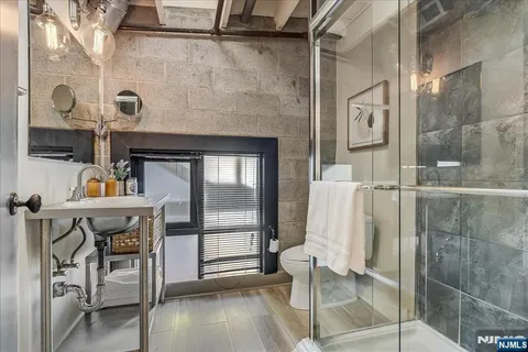a view of entryway with patio