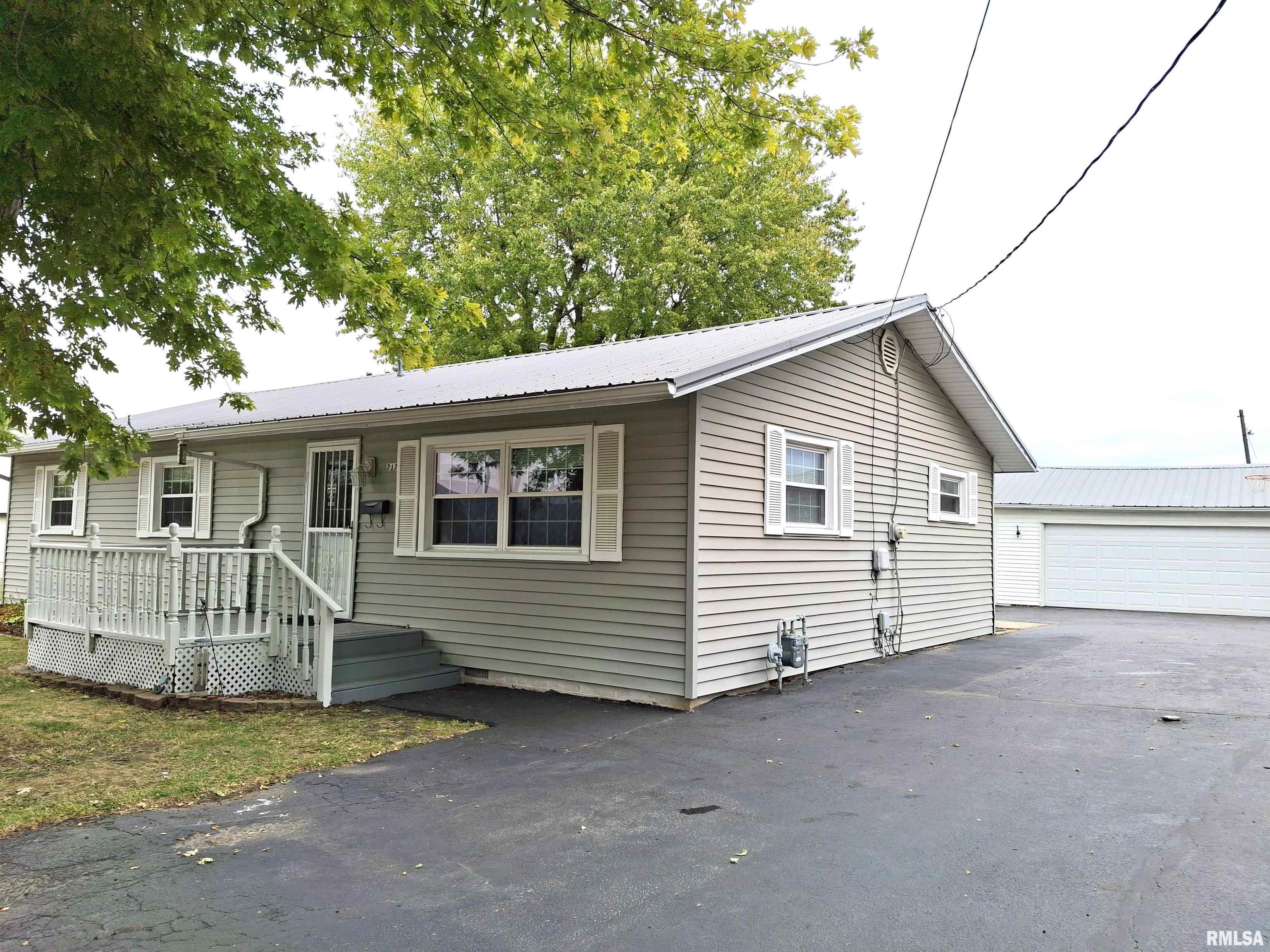717 South 6th Avenue Canton, IL 61520 - Photo 3 of 32