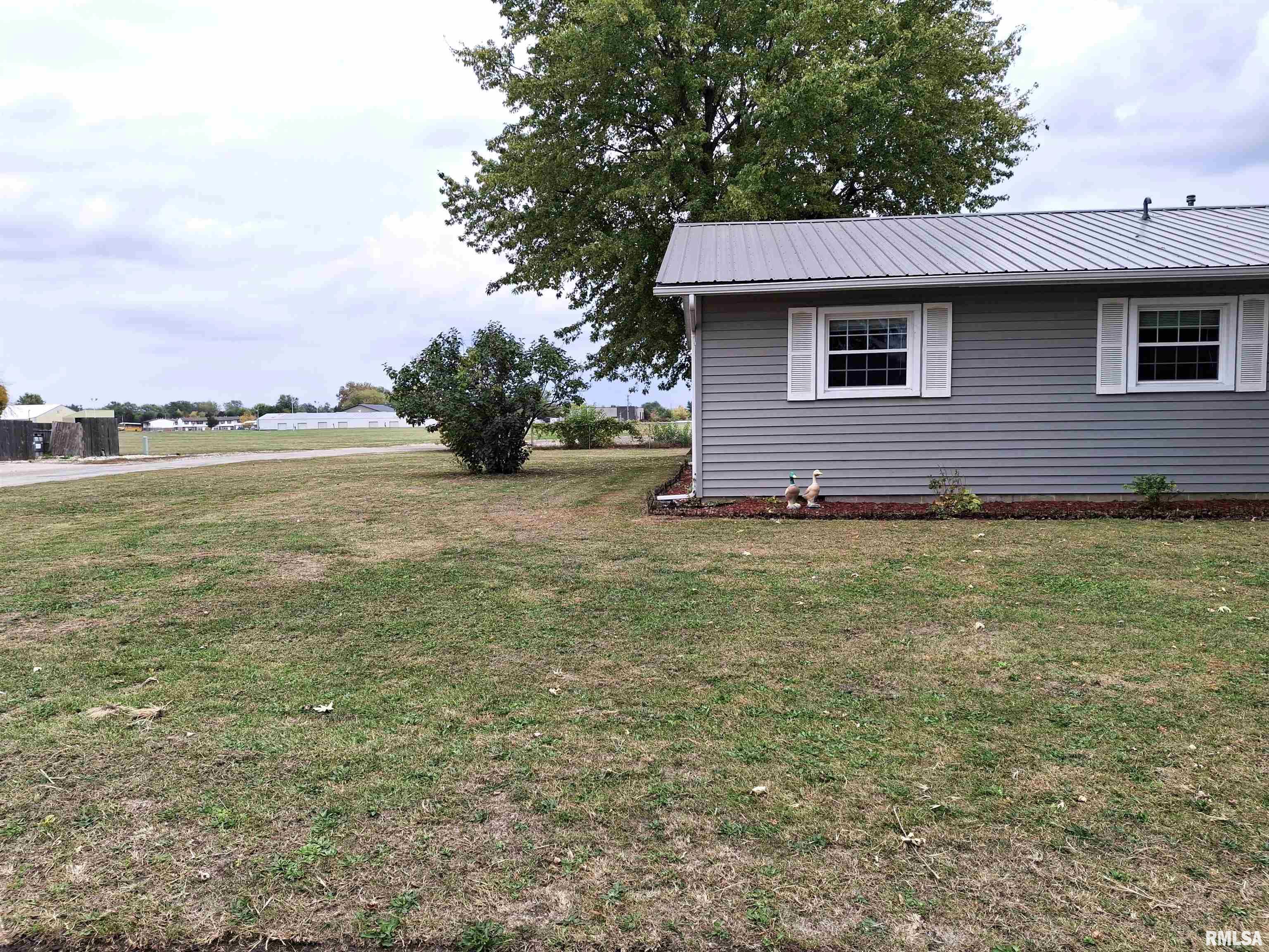 717 South 6th Avenue Canton, IL 61520 - Photo 5 of 32