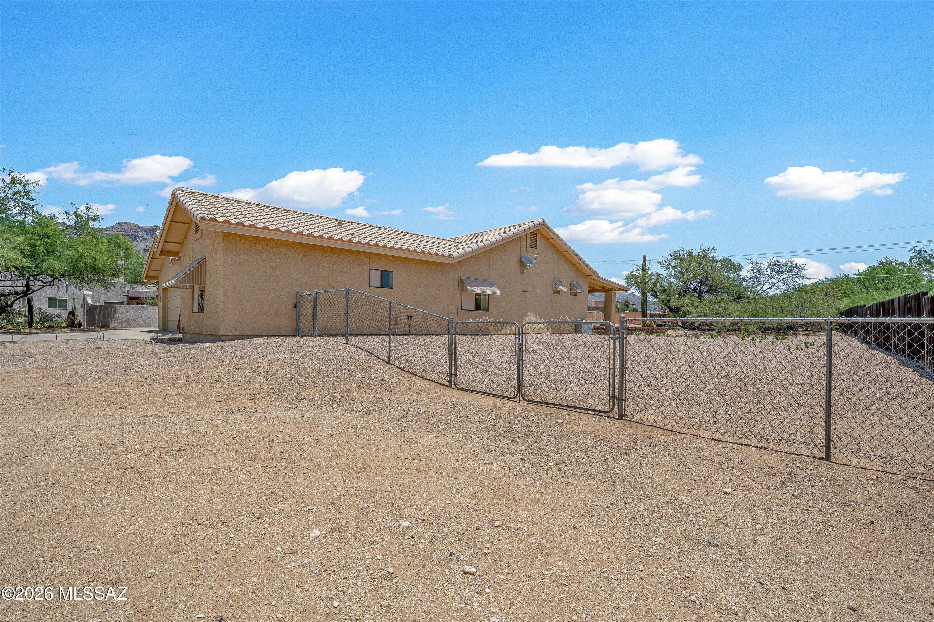 4940 North Castle Ridge Road Tucson, AZ 85749 - Photo 39 of 43 36-Front View