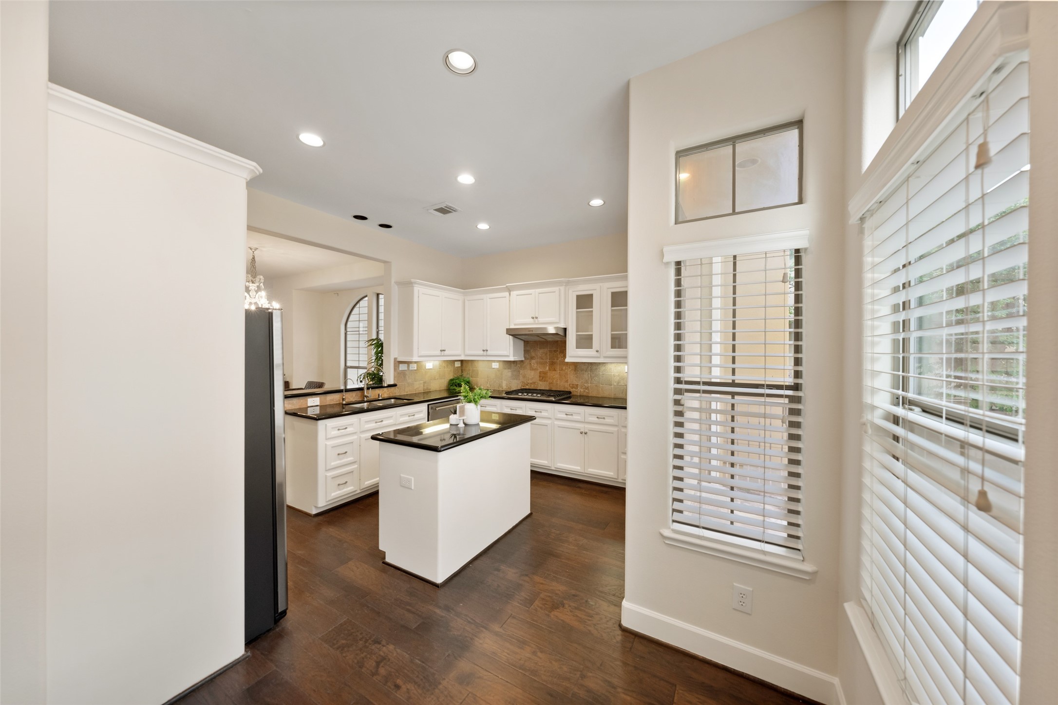 562 Bomar Street Houston, TX 77006 - Photo 7 of 28 Large bright kitchen