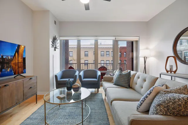 $1,695 | 929 Portland Avenue, Unit 205, Minneapolis, MN 55404