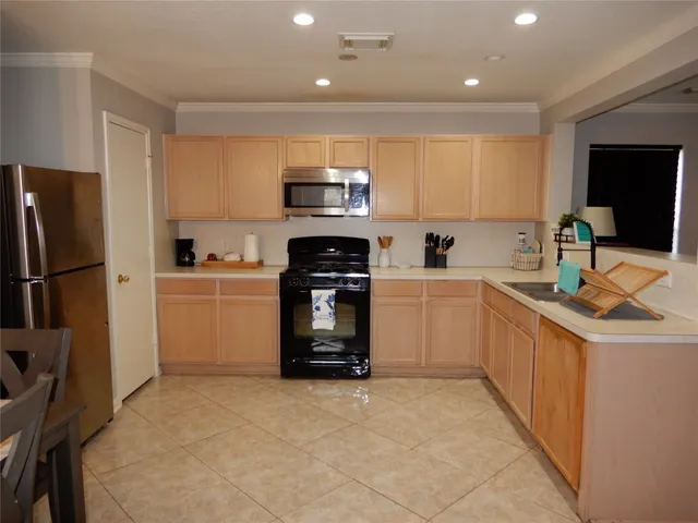 $1,975 | 10030 Victoria Falls Lane, Houston, TX 77075