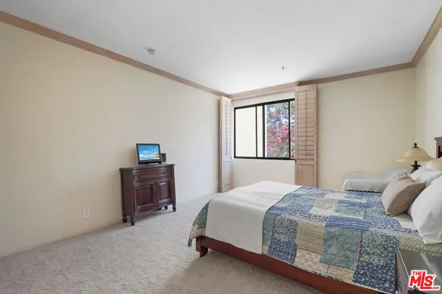 a spacious bathroom with 2 sink and a mirror