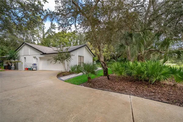 a view of a house with backyard and garden
