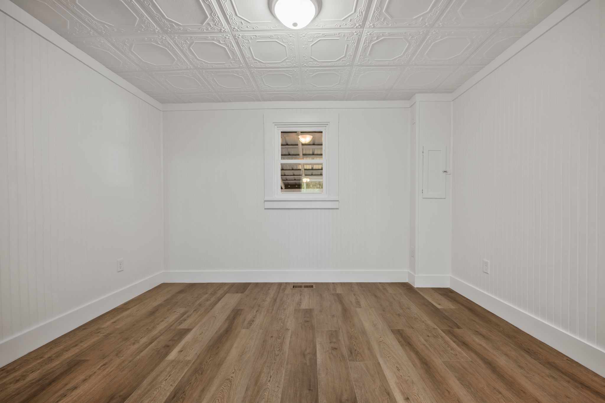 1865 Clydeton Road Waverly, TN 37185 - Photo 16 of 40 a view of a room with wooden floor and windows