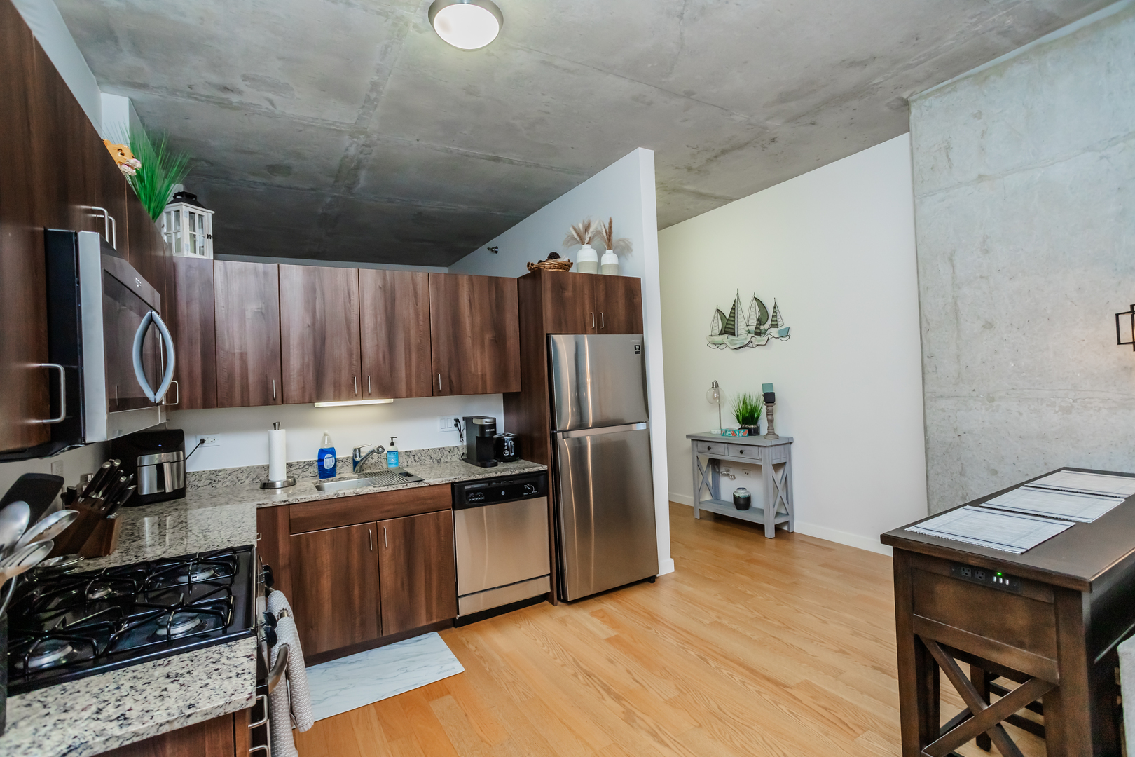235 West Van Buren Street, Unit 4017 Chicago, IL 60607 - Photo 8 of 18