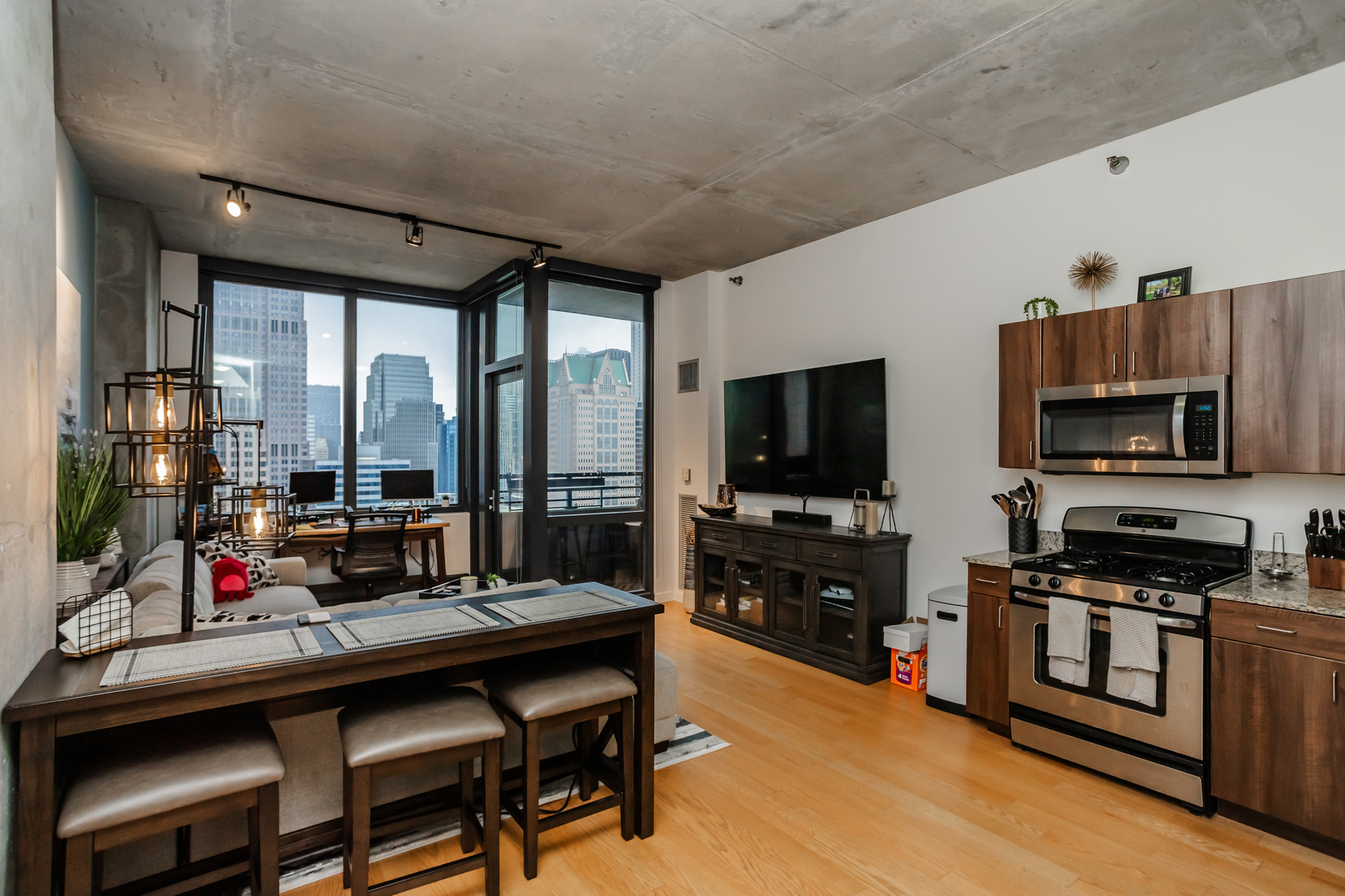 235 West Van Buren Street, Unit 4017 Chicago, IL 60607 - Photo 10 of 18