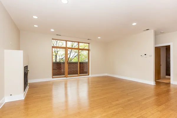$2,400 | 5766 North Lincoln Avenue, Unit 205, Chicago, IL 60659