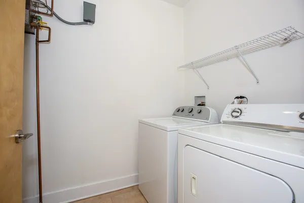 $2,400 | 5766 North Lincoln Avenue, Unit 205, Chicago, IL 60659