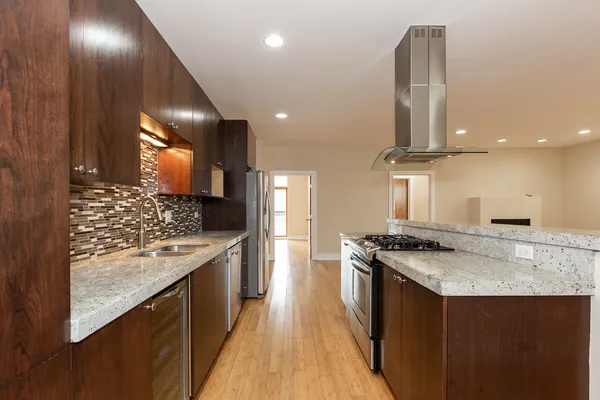 $2,400 | 5766 North Lincoln Avenue, Unit 205, Chicago, IL 60659