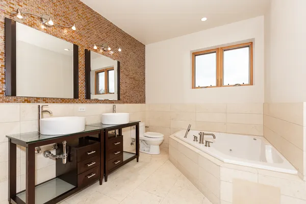 $2,400 | 5766 North Lincoln Avenue, Unit 205, Chicago, IL 60659