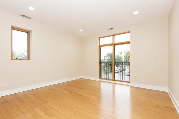 $2,400 | 5766 North Lincoln Avenue, Unit 205, Chicago, IL 60659
