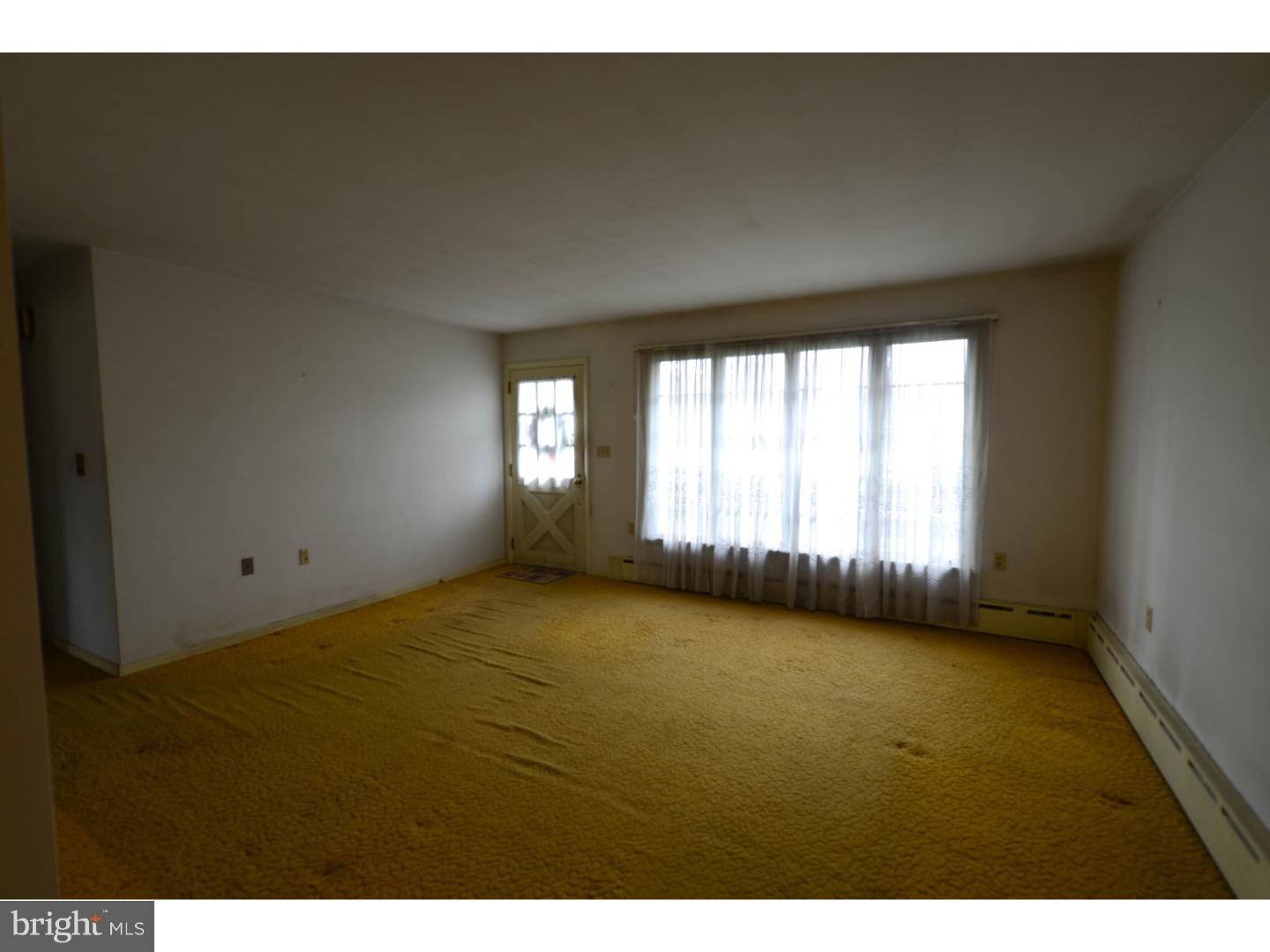 127 Marlton Road Pilesgrove, NJ 08098 - Photo 4 of 20 Living Room