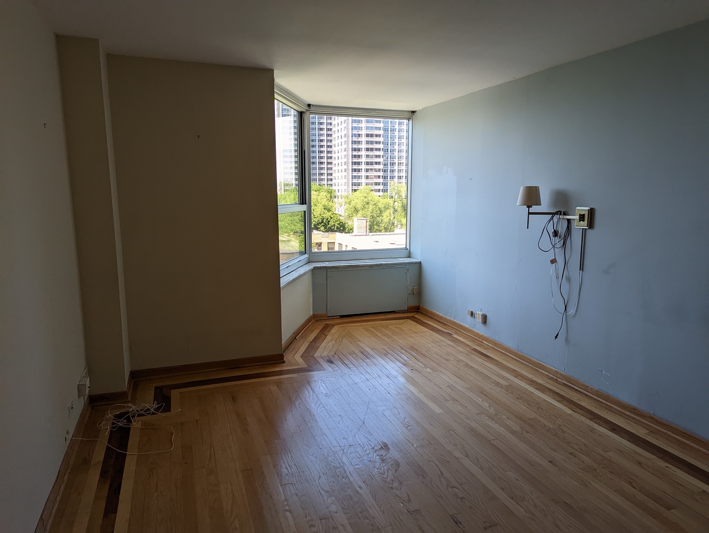 720 West Gordon Terrace, Unit 7J Chicago, IL 60613 - Photo 11 of 14 an empty room with wooden floor and windows