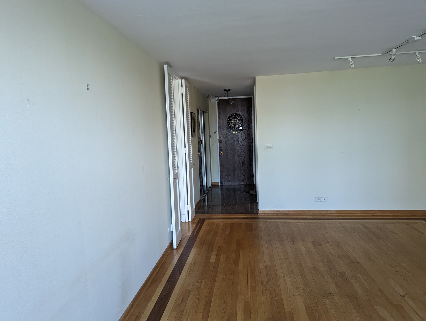720 West Gordon Terrace, Unit 7J Chicago, IL 60613 - Photo 3 of 14 a view of a hallway with wooden floor
