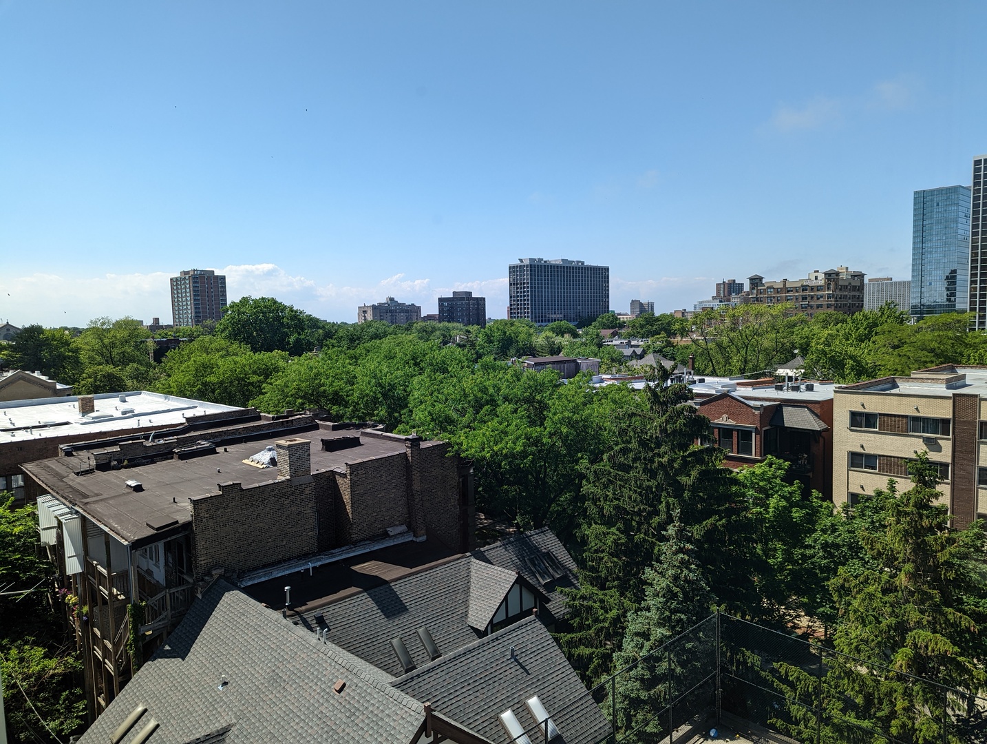720 West Gordon Terrace, Unit 7J Chicago, IL 60613 - Photo 6 of 14 a view of a terrace