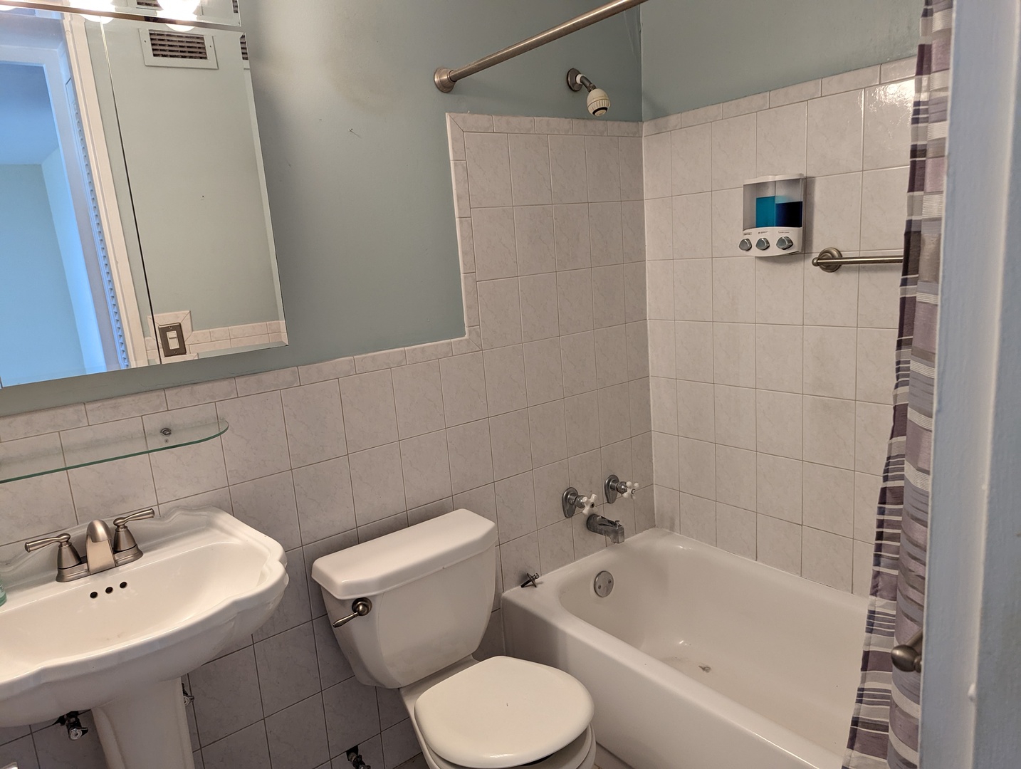 720 West Gordon Terrace, Unit 7J Chicago, IL 60613 - Photo 10 of 14 a bathroom with a toilet sink and bathtub