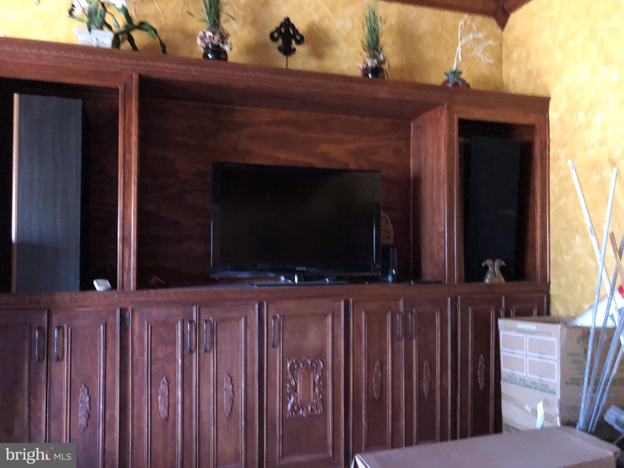 882 Scrabble Road Castleton, VA 22716 - Photo 9 of 17 Handcrafted cabinetry in great room