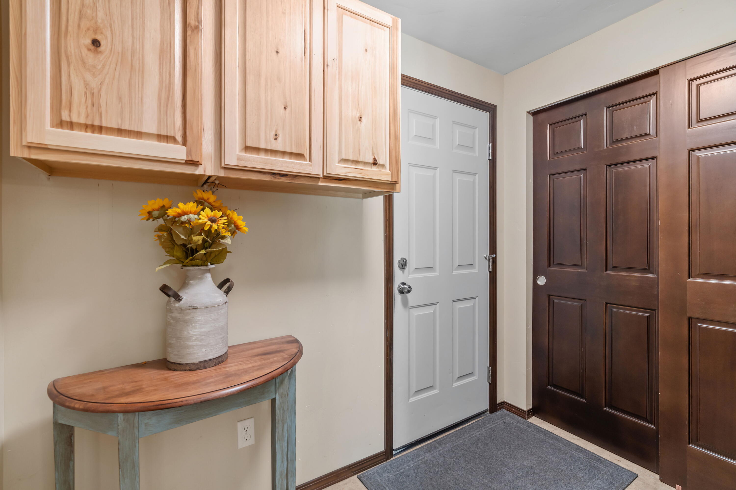 56249 Bufflehead Road Bend, OR 97707 - Photo 15 of 40 Mud room off the garage