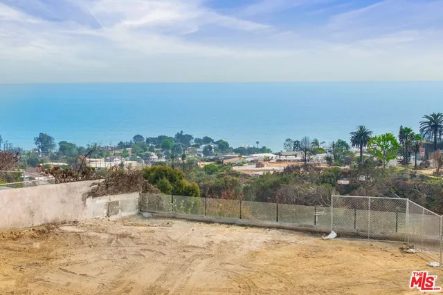 a black and white photo of a room