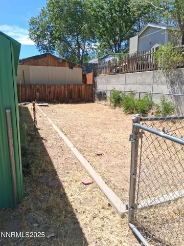 a view of a backyard