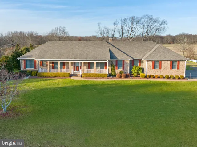 a view of house with garden