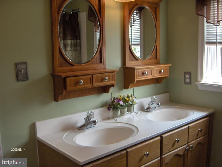 9306 Treaty Road Philadelphia, PA 19114 - Photo 18 of 25 Master Bathroom
