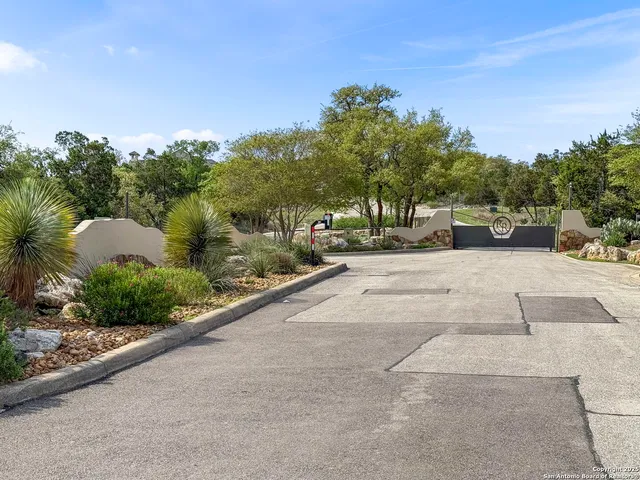 a view of a outdoor space of a house