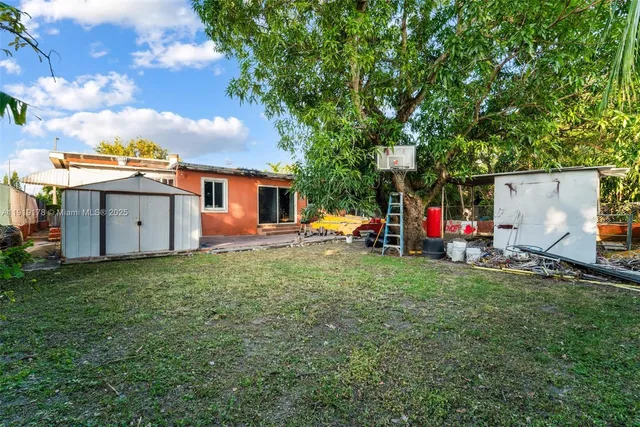 a view of a house with backyard
