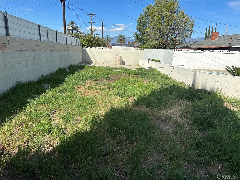 114 South Acacia Avenue Rialto, CA 92376 - Photo 26 of 27 rear yard