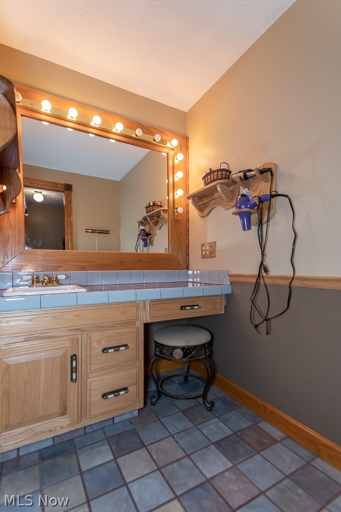 147 Lee Road Painesville, OH 44077 - Photo 10 of 33 Vanity/make up area