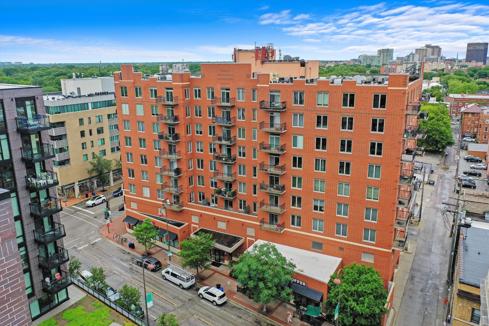 515 Main Street, Unit 307 Evanston, IL 60202 - Photo 23 of 29 front view of a building with a street