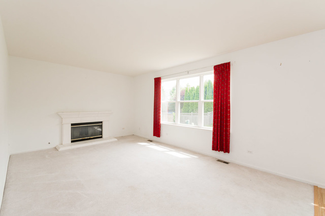 1605 Manhattan Street Bolingbrook, IL 60490 - Photo 13 of 29 an empty room with windows