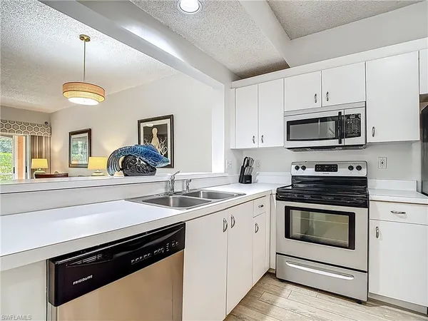 $1,975 | 1044 Woodshire Lane, Unit B102, Naples, FL 34105