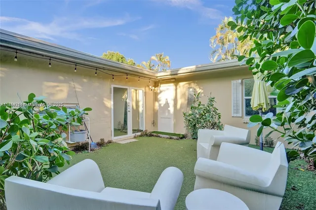 a view of a backyard